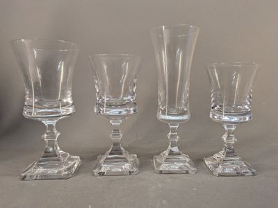 quatre verres à vin posés les uns à côté des autres sur une table