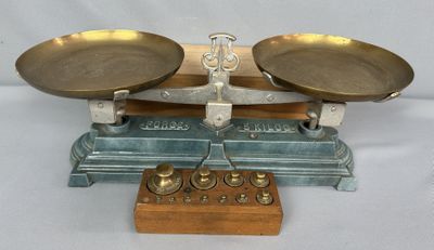 une balance posée sur une table, avec deux plateaux