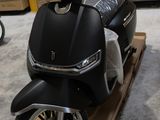 un scooter posé sur une boîte
