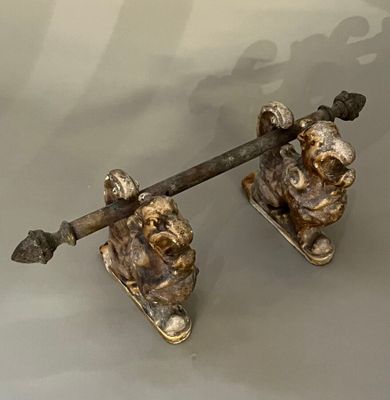 Paire de chenets en forme de chimères ailées en fonte émaill…