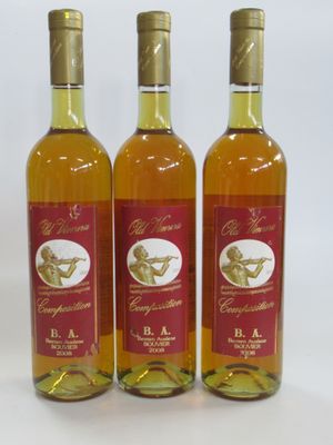 trois bouteilles de vin posées les unes à côté des autres sur une surface blanche