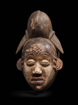 une image d'un masque en bois sur fond noir