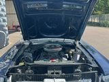 un gros plan du capot d'une voiture, avec le capot ouvert