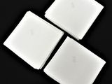 quatre feuilles de papier blanc posées sur une surface noire