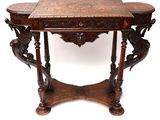 une photo d'une table en bois dont le plateau est sculpté