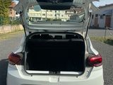 l'arrière d'une voiture blanche dont le coffre est ouvert