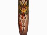 un vase avec un motif sur fond blanc