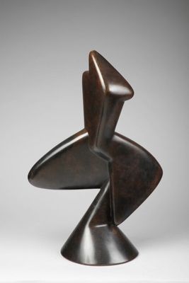 une image représentant une sculpture en bronze posée sur une surface blanche