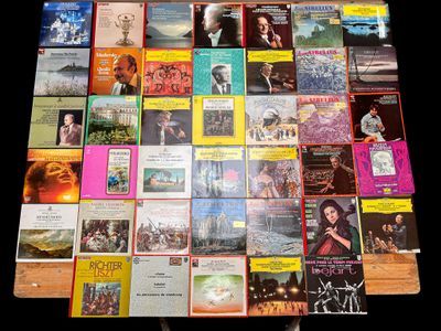 Lot composé d'eviron 40 disques 33 tours dont 4 coffrets de …