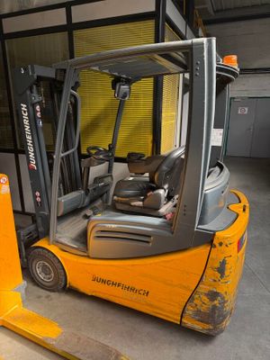 a fork lift truck that is parked in a warehouse