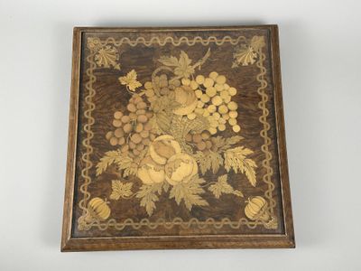 une image représentant une boîte en bois ornée d'une peinture représentant des fleurs