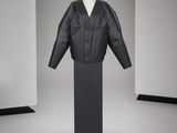 une photo d'un mannequin portant une veste en cuir noir