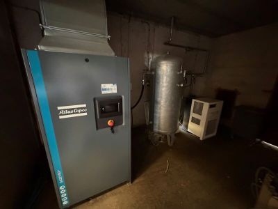 une machine qui se trouve dans une pièce, près d'un mur