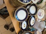 une table sur laquelle se trouvent beaucoup d'assiettes et de bols