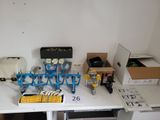 un bureau blanc sur lequel se trouvent tout un tas d'outils