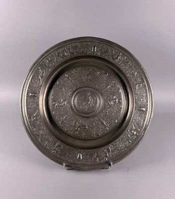 gros plan d'une plaque d'argent sur une surface blanche