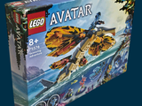 une boîte de Lego avec l'image d'un homme dans un avion