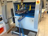 une image d'une machine qui se trouve dans une pièce