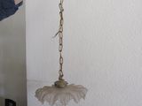 une personne tenant une lampe suspendue à une chaîne