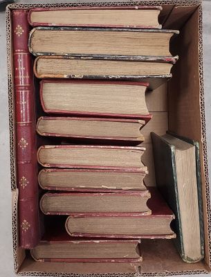 une boîte pleine de livres posée sur une table