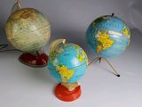 trois globes empilés les uns sur les autres