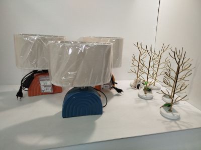 une lampe posée sur une table à côté d'une plante