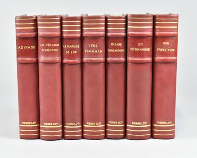 six livres rouges alignés en rangées sur une surface blanche