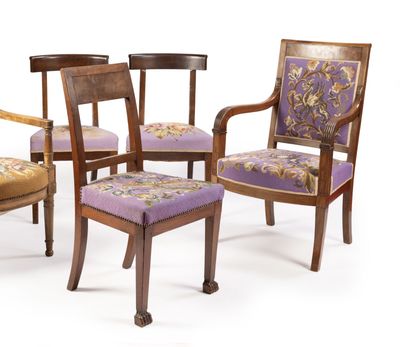 quatre chaises avec un revêtement violet, revêtement violet, revêtement violet, revêtement violet, revêtement violet, revêtement violet, revêtement violet, revêtement violet