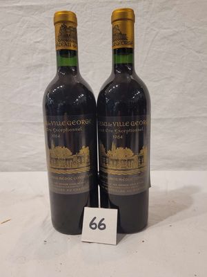 deux bouteilles de vin posées sur une table, à côté d'une étiquette de prix