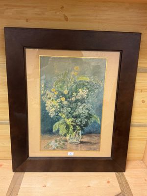 tableau représentant un vase de fleurs posé sur une table devant un mur en bois