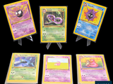 Quatre cartes Pokémon différentes sont représentées sur un fond noir.