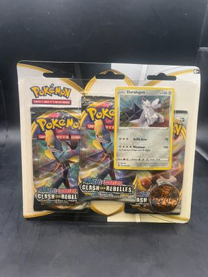 une boîte de cartes Pokémon et un étui à cartes