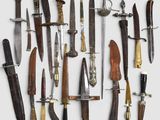 de nombreux types de couteaux exposés sur le mur