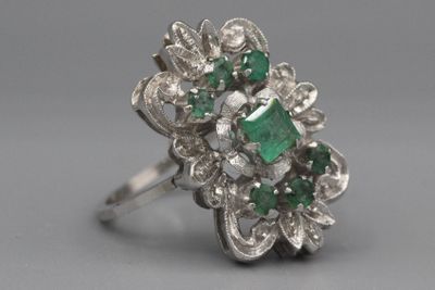 une image d'un gros plan d'une bague avec une pierre verte