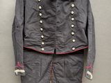 un vieil uniforme militaire orné de boutons