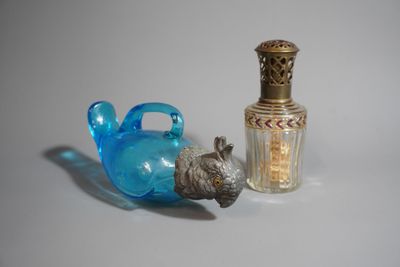 une petite bouteille en verre et une autre petite bouteille en verre, l'une à côté de l'autre