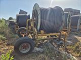 de nombreux tuyaux posés sur un chariot