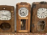 trois horloges posées les unes à côté des autres sur une table