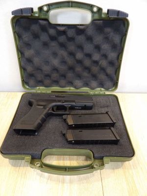un pistolet dans un étui posé sur une table en bois