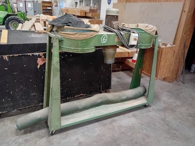 une photo d'un établi dans un atelier, avec des outils