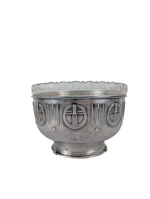 Coupe en verre, la monture en métal travaillé au repoussé à …