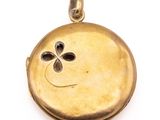 une image représentant un cadenas doré orné d'un trèfle à quatre feuilles