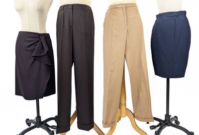 trois mannequins sont alignés sur un présentoir à mannequins