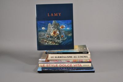 plusieurs livres sont empilés sur une table