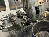 une machine qui travaille sur quelque chose