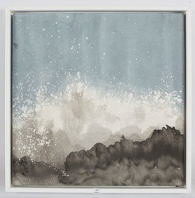 une image représentant un tableau accroché au mur, avec le ciel et des nuages en arrière-plan