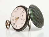 gros plan d'une montre de poche sur une surface blanche