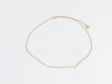 un bracelet en chaîne d'or orné d'un petit diamant