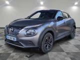 vue de face d'un SUV Nissan Juke argenté sur un sol à damier