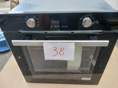 un four noir sur lequel est collée une étiquette de prix